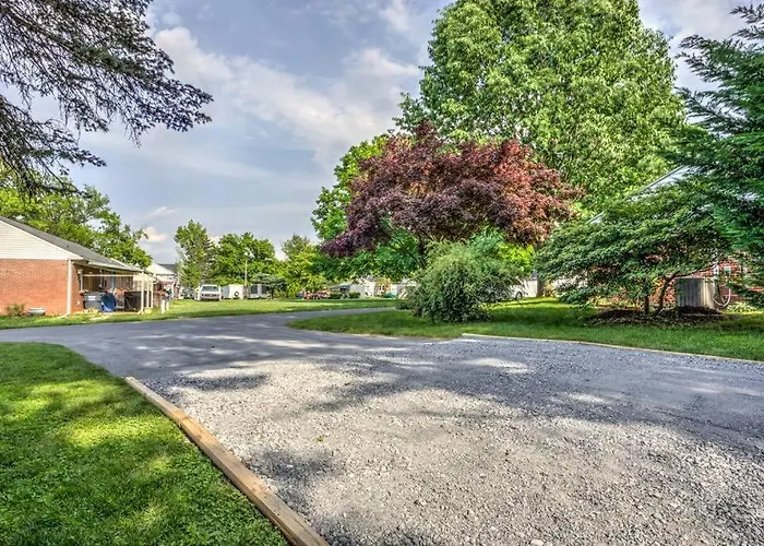 New Cozy Home Near Outlets & Amish Country